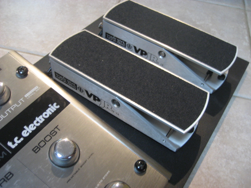 Volume + expression pedals.